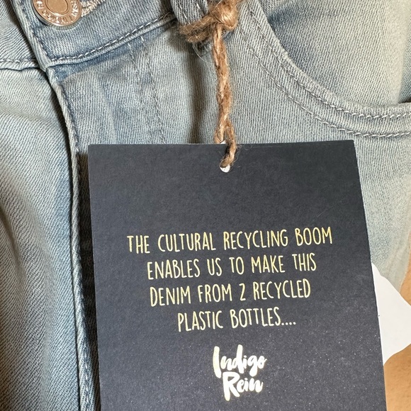 Indigo Rein Mom rise light blue jean shorts size 11 - Picture 6 of 7